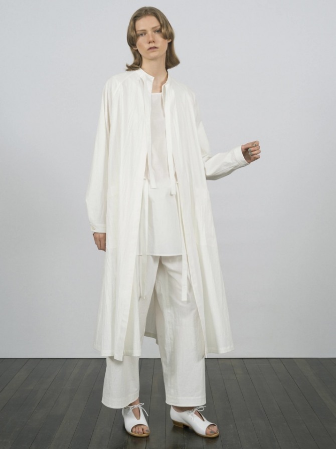 Модный летний ансамбль в стиле тотал лук - белое пальто, белые брюки, белая блуза, белые босоножки.