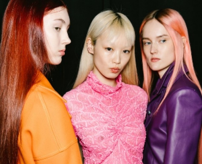 Красные, желтые, розовые волосы моделей с модных показов осень зима 2019 2020