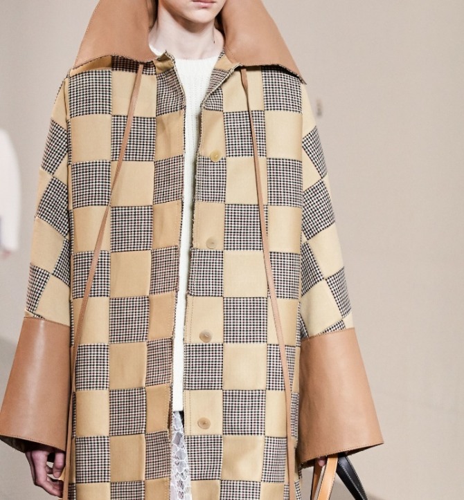 модный декор демисезонных женских пальто 2019 года - кожаная отделка. Пальто на межсезонье с принтом "шахматная доска"
