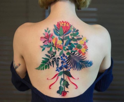 татуаж на спине - большой красивый цветок