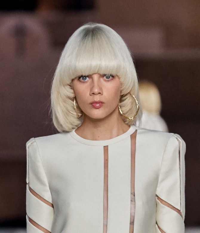 прическа паж на белых волосах длиною до плеч - модный тренд осень-зима 2019-2020