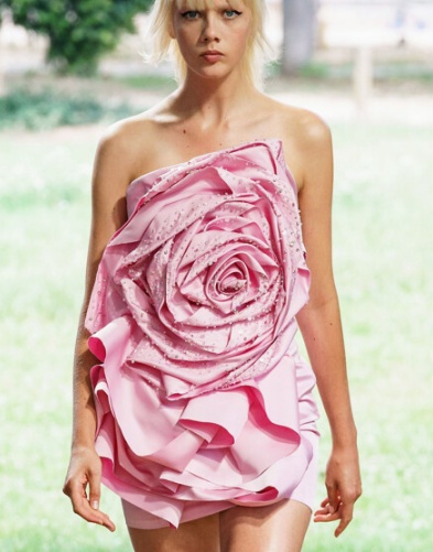 платье из воланов в виде розового цветка