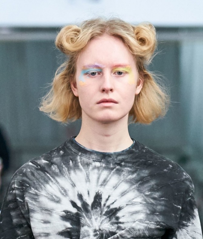 необычная прическа для желтых волос - фото с модных показов осень-зима 2019-2020
