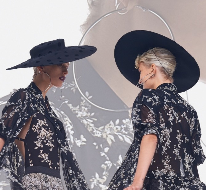 черная шляпа с широкими плоскими полями и невысокой тульей - фото с модных показов на весну-лето 2020 года от бренда Norma Kamali