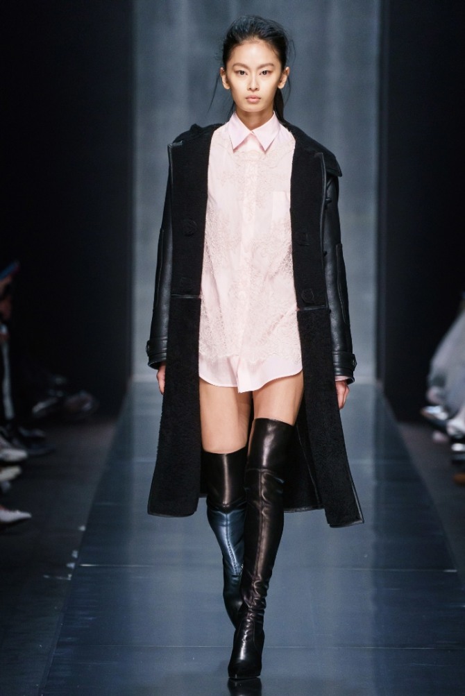 модные женские дубленки с подиумов на 2020 год - модель черного цвета в комплекте с сапогами-чулками