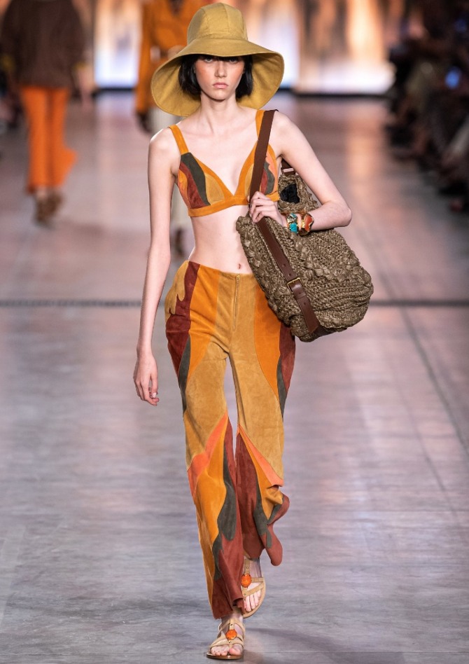 летний женский костюм из разноцветных кусков замши - брюки и топ от модного дома Alberta Ferretti