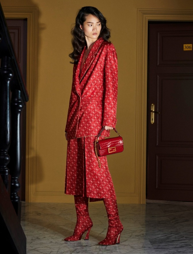 нарядный дамский костюм жакет с юбкой красного цвета в горох от бренда Fendi