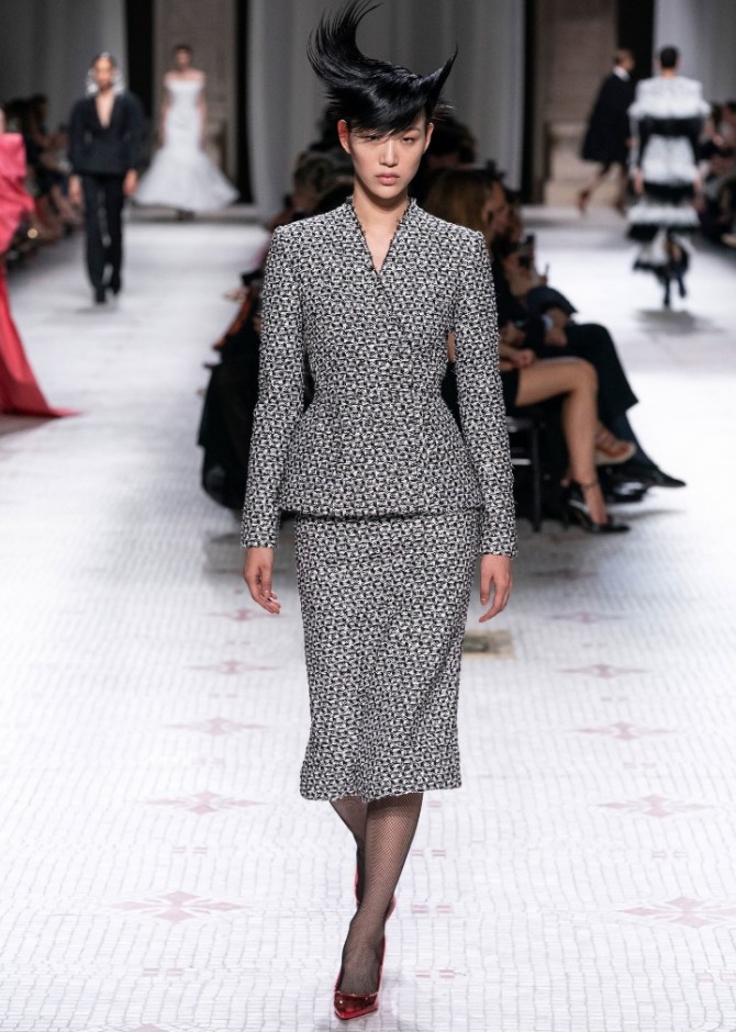 элегантный серый твидовый костюм с юбкой и приталенным жакетом без воротника от бренда Givenchy - с модных показов на весну 2020 года