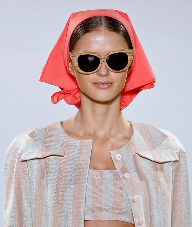 косынка алого цвета к летнему светлому костюму в розовую полоску, образ завершают солнцезащитные очки с деревянной оправой