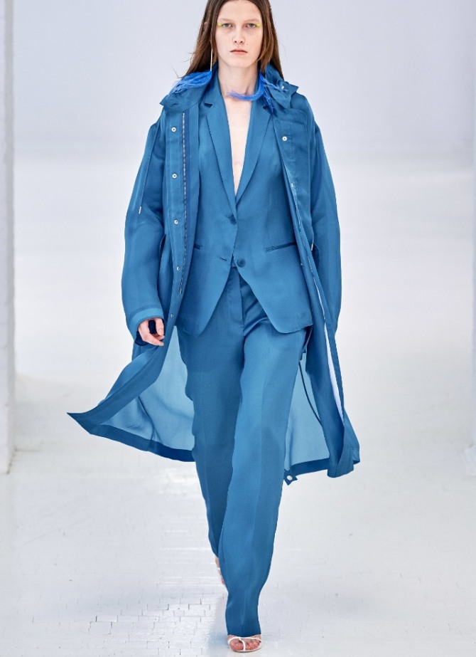 тотал лук голубого цвета - плащ и брючный костюм - варианты стилизации в дамской одежде на весну 2020 года