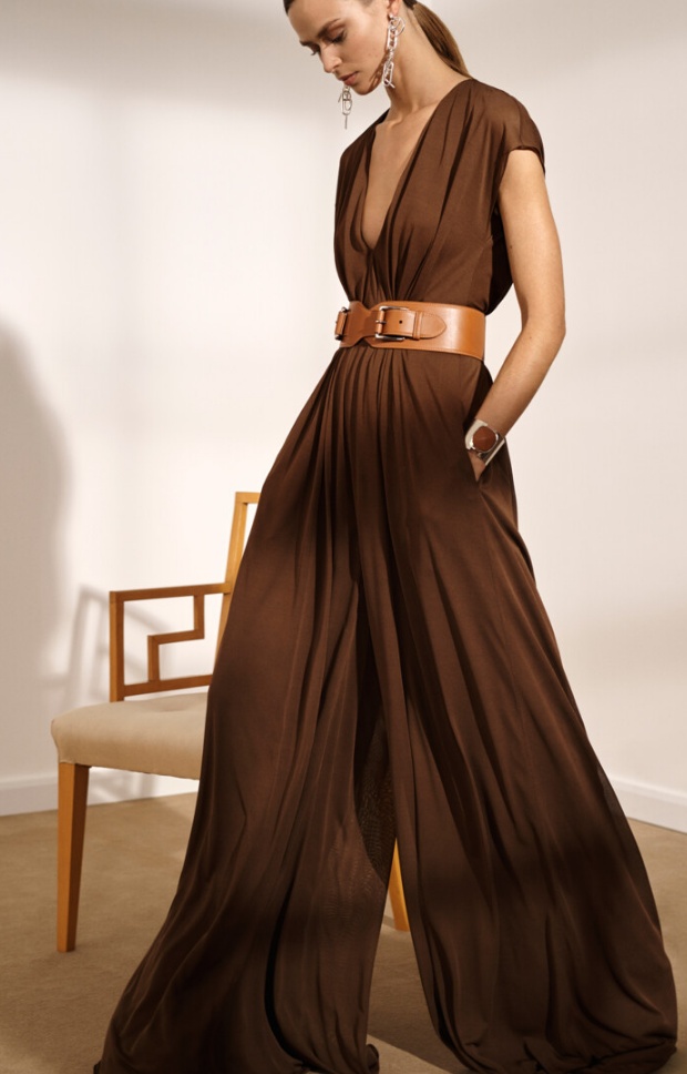 вечерний комбинезон коричневого цвета без рукавов с V-образным вырезом, широким кожаным ремнем и брюками-палаццо