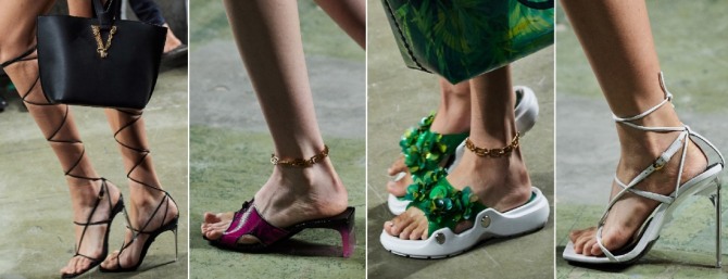 какие босоножки самые модные летом 2020 года - фото моделей дамской летней обуви с модных показов от бренда Versace
