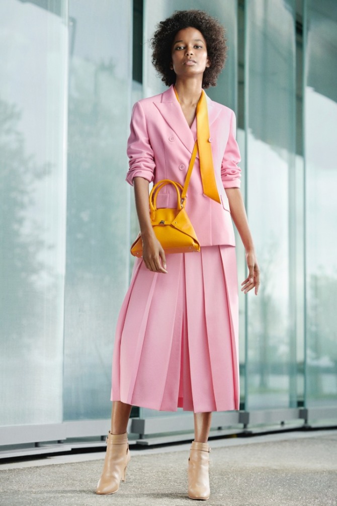 красивый деловой розовый весенний костюм 2020 года с юбкой в складку от бренда Akris