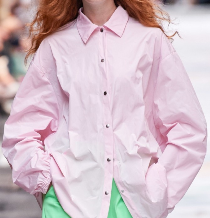 розовая летняя блузка с длинным рукавом на сквозной передней застежке на кнопки