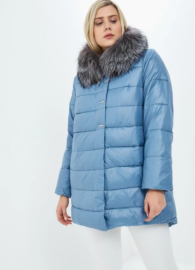 голубая утепленная зимняя куртка с меховым вортником - модель для полной девушки от бренда Winterra