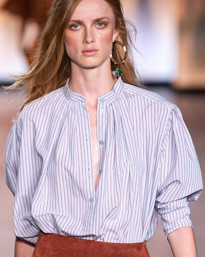 летняя деловая блузка в полоску с маленьким стоячим воротником и недлинными пышными рукавами - фото из весенней коллекции 2020 года Alberta Ferretti