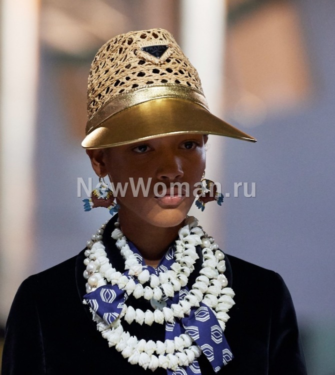 плетеная кепка с золотым козырьком - лук с модного показа весна-лето 2020