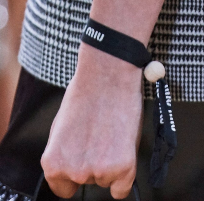 черный ленточный браслет с деревянным шариком-застежкой от Miu Miu - коллекция модных женских украшений 2020 года