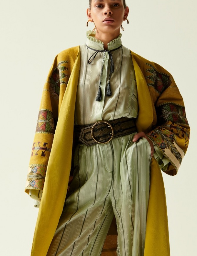 желтое весеннее модное женское пальто без воротника с этническим принтом
