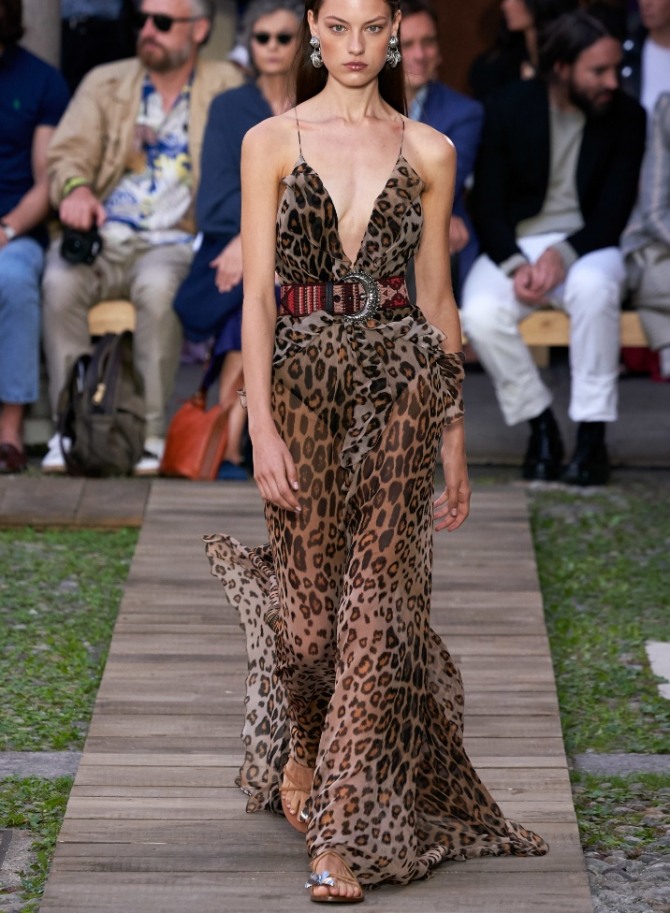 шифоновое вечернее платье на бретелях от Etro - с кожаным поясом и леопардовым принтом, женская летняя мода 2020 года