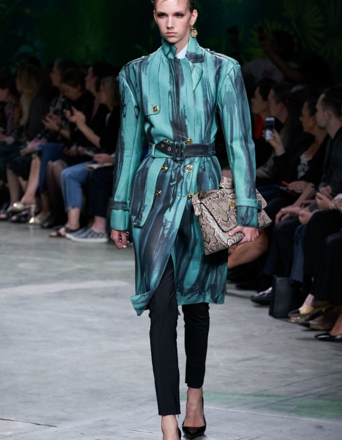 летнее пальто-плащ цвета с погонами и мужскими широкими плечами от модного дома Versace