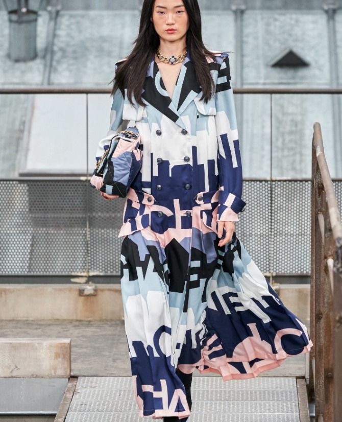 модное летнее женское пальто 2020 от бренда Chanel с бело-сине-розовым принтом