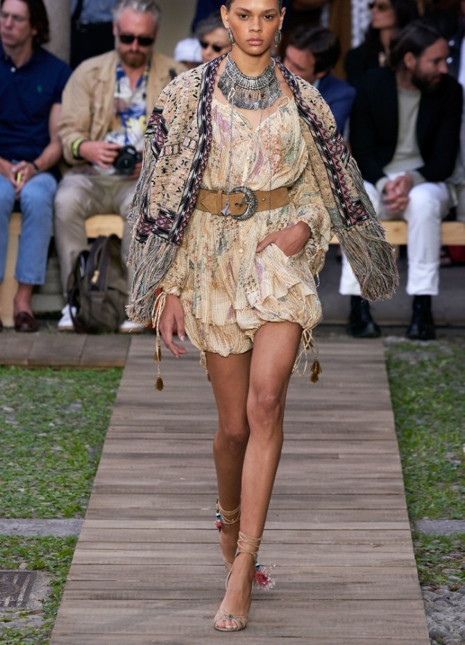 фото с модных показов вена-лето 2020 - платье мини с кожаным ремнем и босоножками-гладиаторами