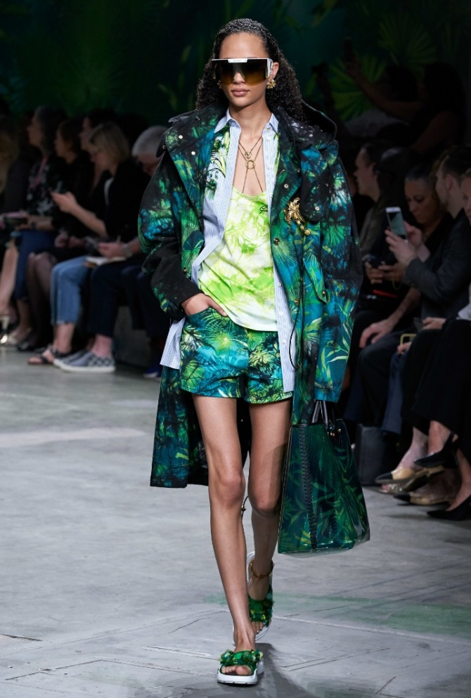 летний образ 2020 года с шортами, сандалиями и летним пальто изумрудного цвета от бренда Versace