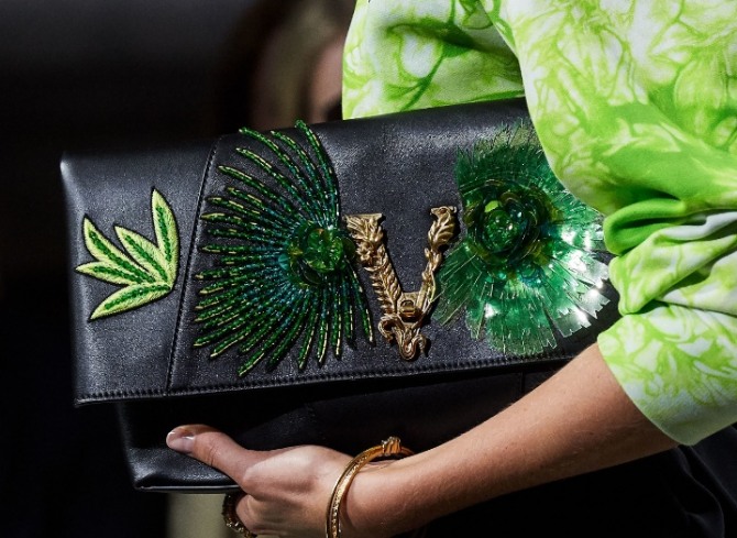 женская мода на сумки весна-лето 2020: сумка-конверт черного цвета с богатым декором - вышивка и стеклярус от бренда Versace