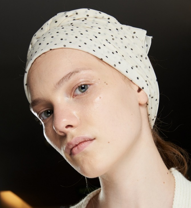 шифоновая повязка-тюрбан на голову от Giambattista Valli - фото из коллекции весна-лето 2020 года