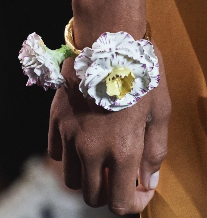 модный браслет весна-лето 2020 с двумя крупными гвоздиками из белой керамики от бренда Giambattista Valli