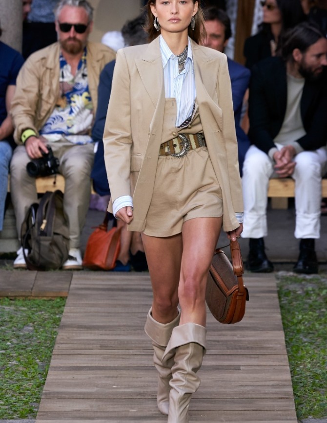 летний деловой дамский костюм 2020 бежевого цвета - ансамбль шорты-комбинезон с кожаным коричневым ремнем и жакет