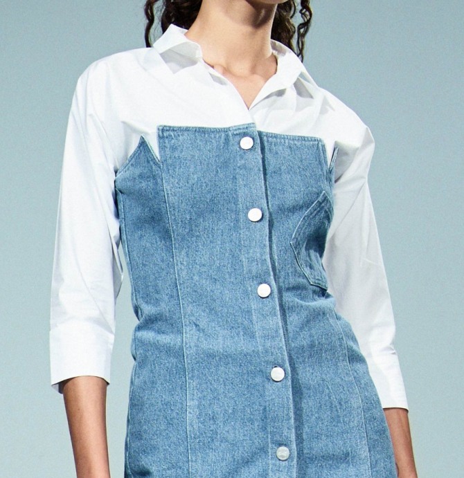 белая летняя офисная блузка с джинсовым сарафаном - фото с модных показов 2020 года от бренда Ji Oh