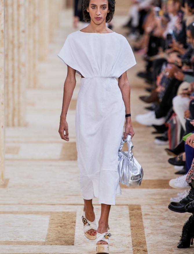 летний модный образ 2020 с белым отрезным платьем миди