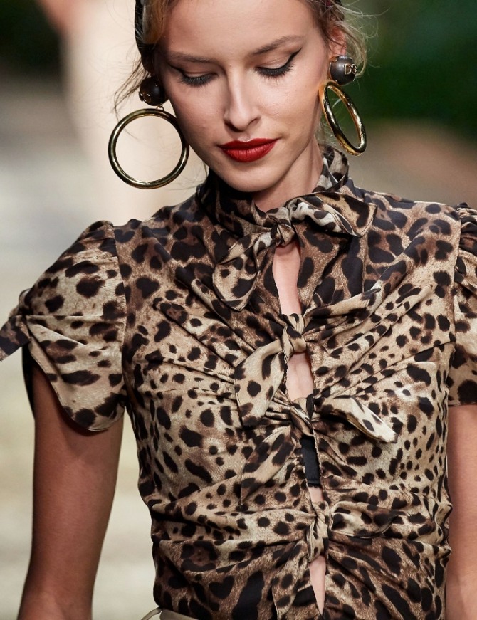 изысканная вечерняя блузка с застежками-бантами с леопардовым принтом от Dolce & Gabbana - с модных дефиле весна-лето 2020 года