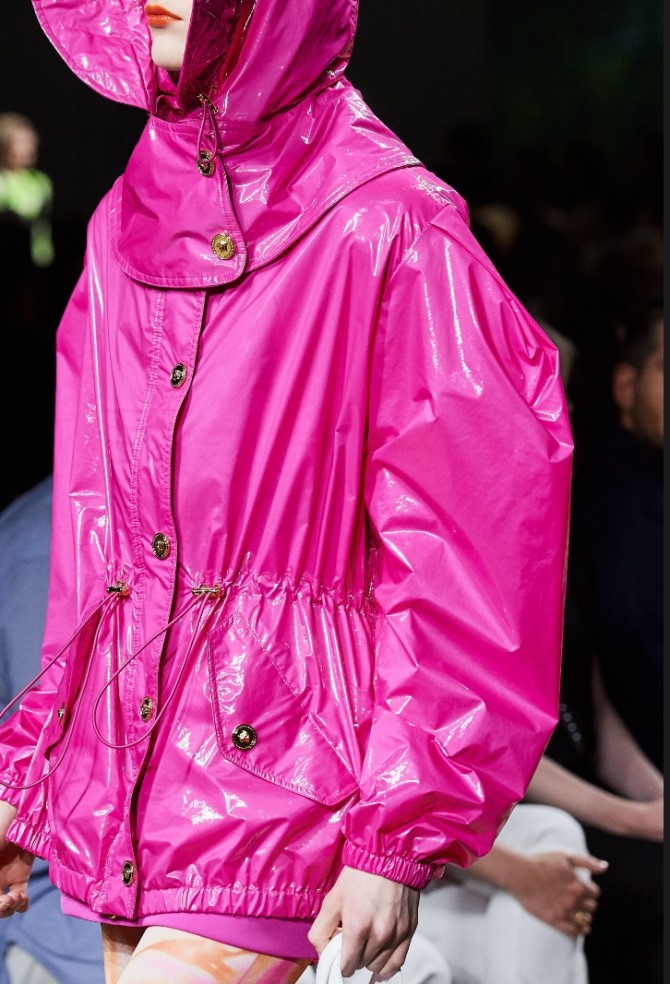 женская летняя куртка-парка 2020 от Versace цвета фуксии