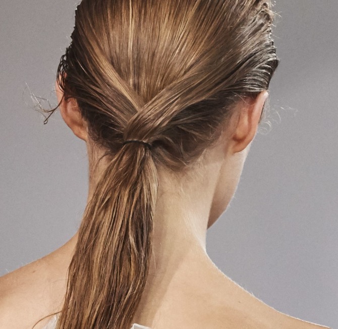 тренды для длинных волос весна-лето 2020 года - прическа хвост с разделенными прядями