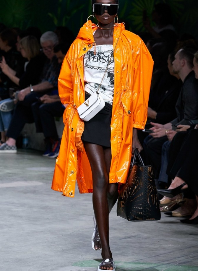 тенденции весна-лето 2020 года - пальто-плащ оранжевого цвета с капюшоном от Versace