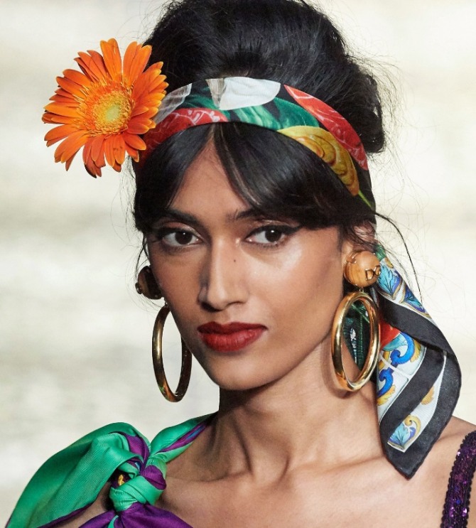 летняя курортная прическа в тропическом стиле от Dolce & Gabbana - луки с модного показа весна-лето 2020 года