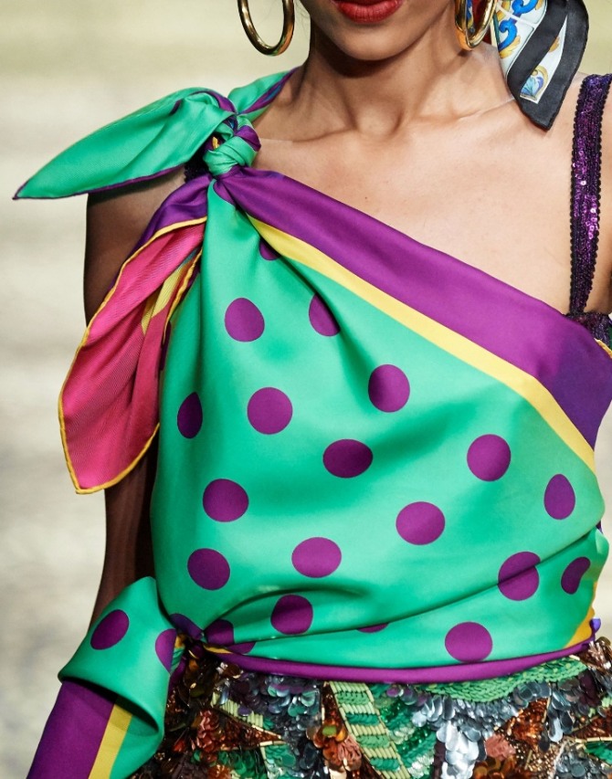 зеленый курортный топ на одно плечо с завязкой-бантом на плече с гороховым принтом от Dolce & Gabbana - подиум весна-лето 2020