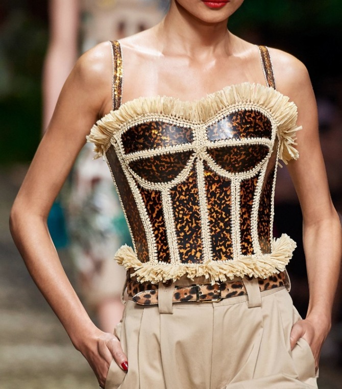 нарядный топ от Dolce & Gabbana в бельевом корсетном стиле с оборками