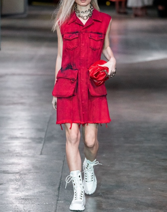 летнее джинсовое платье красного цвета без рукавов с большими накладными карманами в ансамбле с белыми кроссовками - из коллекции весна-лето 2020