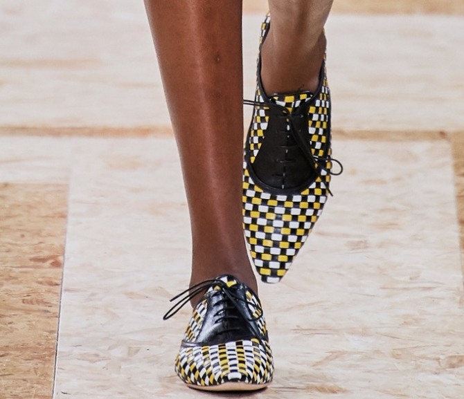 модифицированные дамские ботинки-оксфорды с плетением из разноцветных полос клеенки и черной вставкой со шнурками - модные обувные тренды весна-лето 2020 года