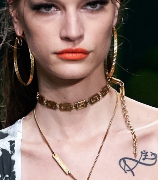 украшения на шею весна-лето 2020 от Versace - чокеры, серьги-кольца, цепочка