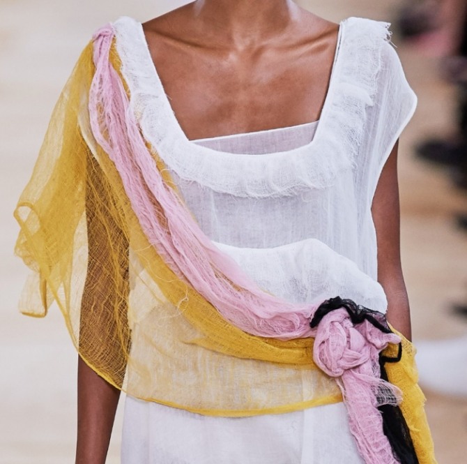 белое летнее платье с марлевыми цветными шарфиками, завязанными бантом-цветком на бедре