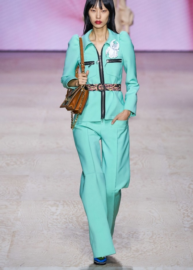 стильный брючный костюм для стройных женщин цвета аквамарин, жакет и кармашки на груди на молнии