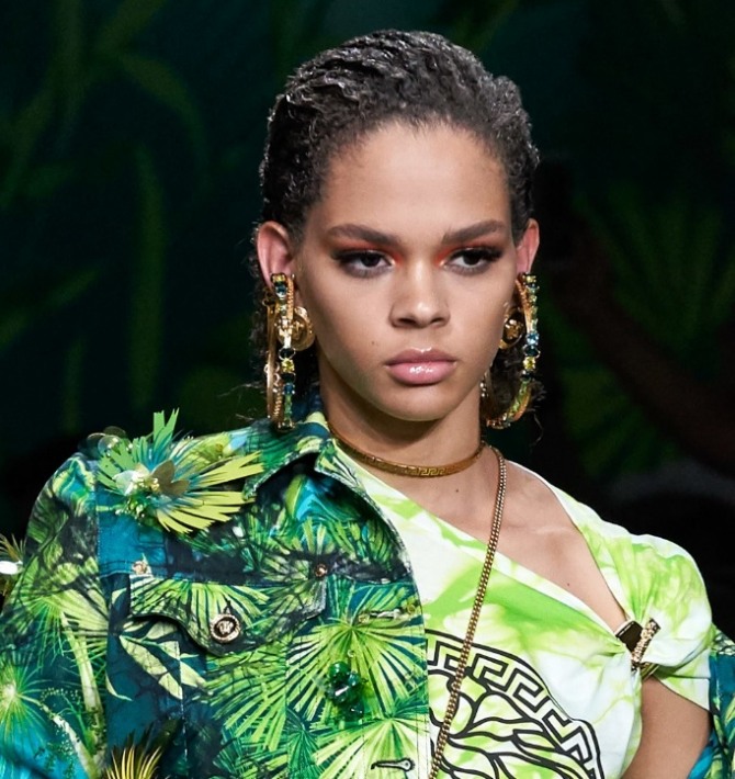 серьги в виде крупных колец от Versace - модные показы весна-лето 2020