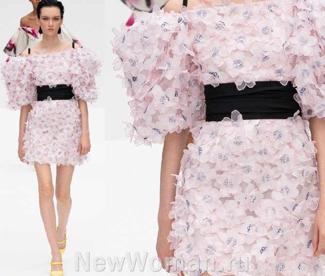 нежное розовое платье для девушки для торжественного случая с декором из искусственных цветов