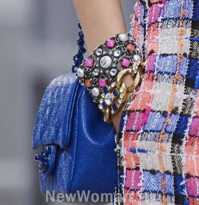 металлический широкий браслет с каменьями в сочетании с синей летней сумочкой через плечо - фото из коллекции Шанель весна-лето
