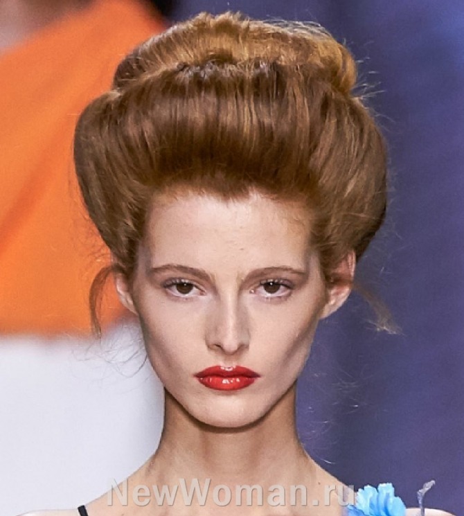 шикарная модна прическа для торжества на длинных волосах медового цвета - фото с международных показов весна-лето 2020